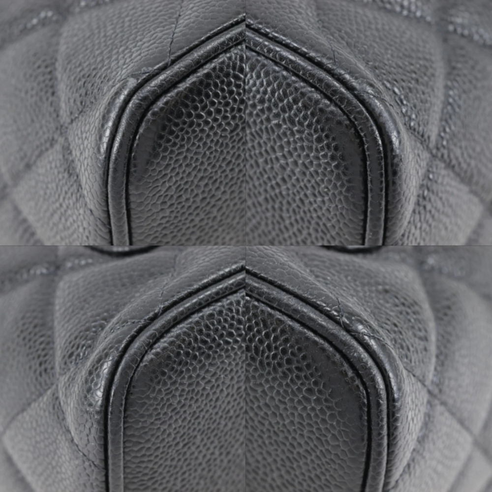 Chanel Medallion Tote Bag (A01804), a reissue tote bag made of caviar leather... - Picture 4 of 15